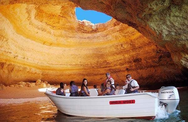 pequeña embarcación en la cueva de Benagil