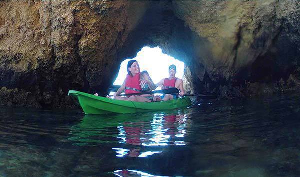 pareja en kayak en excursión por las cuevas - Joao d'Arens
