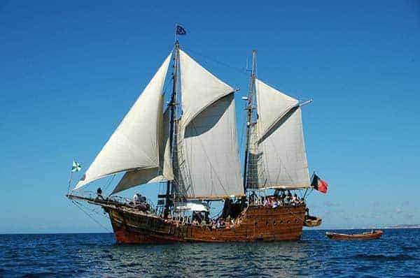 barco pirata Santa Bernarda navegando