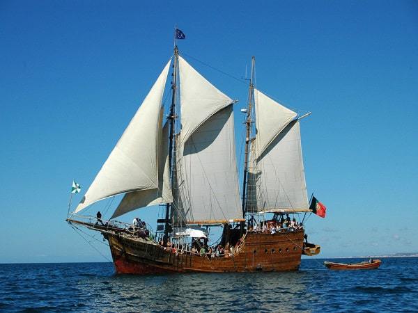 barco pirata Santa Bernarda navegando con las velas izadas
