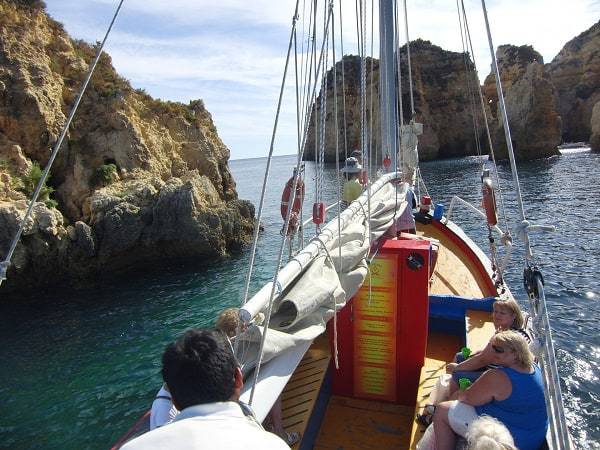 barco tradicional navegando en excursión de pesca - Alvor