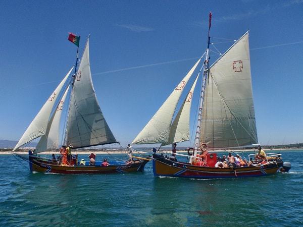2 traditionais boats from the side