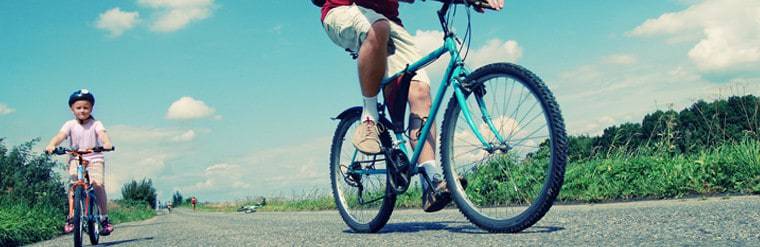 Mega Sports, 1 adult and 1 little girl, both riding a bike, Loulé.