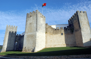 Castelo de Loulé com bandeira de Portugal