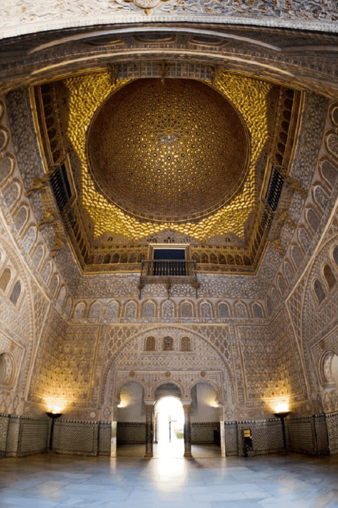 interior el Real Alcázar de Sevilla, bóveda en el techo