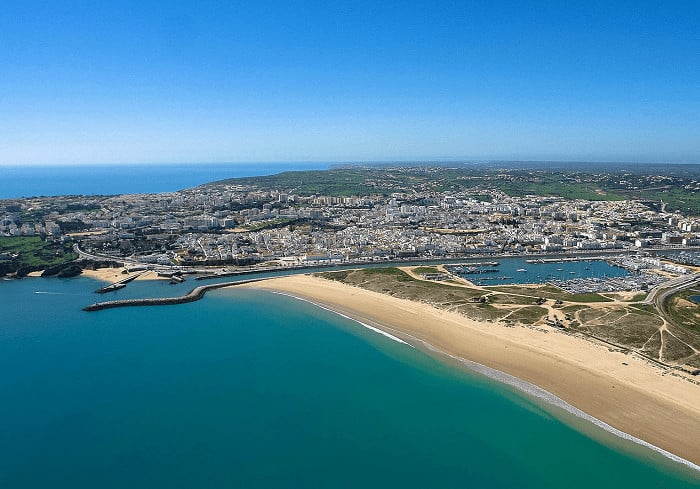 Marina de Lagos com areal de praia ao lado