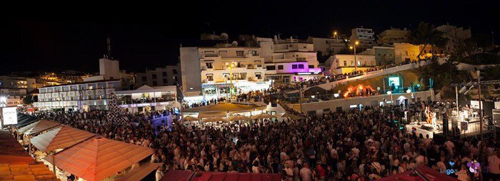 many people at Noite Black And White
